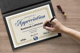 Mockup De Certificado Sendo Assinado Gratis Criativo Design