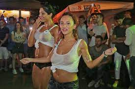 Apice del tutto è il momento pompiere, che con un vaporizzatore gigante dovrà bagnare le ragazze, che indossano la famosa maglietta. Miss Maglietta Bagnata Ragazze Scatenate Sotto Una Pioggia Di Gavettoni