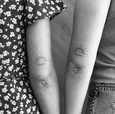 Tatouage Arriere Bras Plus De 70 Idees De Tatouages Discrets Smalltattoos Freundin Tattoos Freundschaftstattoos Tatowierungen