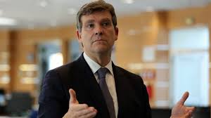 Marc beauge avec l'aide de valentin a passé au peigne fin son look : Arnaud Montebourg Va Lancer Une Marque De Miel Made In France
