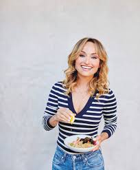 Her mother, veronica de laurentiis, is an actress, and her father, alex de benedetti, is an actor and producer. Giada De Laurentiis New Cookbook Makes Salad Simple