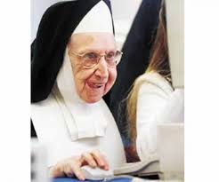 Prin contrast, pe masura ce apa calda este încalzita, devine mai usor compresibila, indicele sau de refractie scade, la fel viteza de propagare a sunetului, gazele devin mai solubile, devine mai greu de încalzit si un conductor termic mai slab. SÄptÄmana Pe Scurt De La Lume Adunate 18 Ianuarie 2018