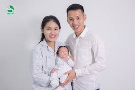 Vợ hùng dũng khẩn trương bay từ hà nội vào tp.hcm để ở bên chồng. Cáº§u Thá»§ Hung DÅ©ng Hanh Trinh Ä'Æ°a Vá»£ Ä'i Ä'áº» Nháº¹ Nhang
