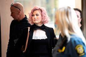 Efter att lilla hjärtat esmeralda hittats död hos de biologiska föräldrarna vändes världen upp och ner för familjehemsmamman melinda jacobs. Lilla Hjartats Fostermamma Det Tar Aldrig Slut