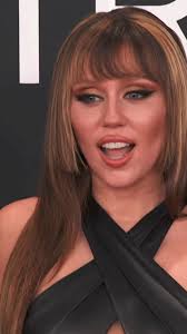 Miley Cyrus made an entrance at the 2025 Grammys, hitting the red carpet in  a leather gown with ab-baring cutouts. 🖤