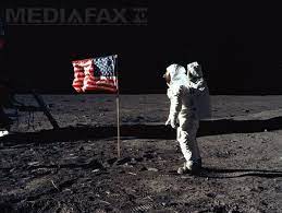 Nu a reușit în timpul vieții, însă rămășițele sale pământești au ajuns, totuși, pe astrul selenar după moartea acestuia, fiind singura persoană din lume care a fost „înmormântată pe lună… Neil Armstrong A Murit Primul Om Care A PÄsit Pe LunÄ Avea 82 De Ani Video Foto