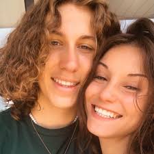 What submerged plant varieties should i use ? And what should i keep as a  centre piece fish along with neon tetras