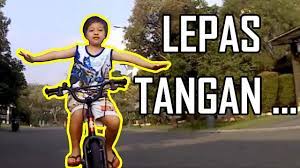 Ketika sedang berjalan di jalan raya, justru melakukan hal lain dan melepaskan tangannya dari setang sepeda. Lepas Tangan In English Lepas Dari Tanggung Jawab English Translation