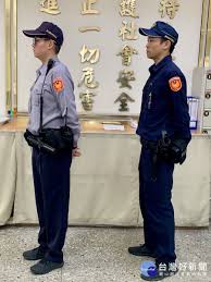《 中华人民共和国人民警察法 》第一章第二条第二款规定人民警察包括公安机关、国家安全机关、监狱、劳动教养 （注：劳动教养已经被废除） 管理机关的人民警察和人民法院、人民检察院的司法警察。. æ°å¼è­¦å¯å¶æå¸¥æ°£æ°ç«¹ç¸£è­¦ææ°è£ å°ç£å¥½æ°ètaiwanhot Net