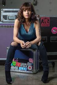 Roadies Carla Gugino Jpg 509 750 Carla Gugino Carla Gugino Movies Actresses With Black Hair