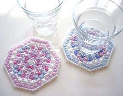 毛糸を使って刺繍する ウール刺繍 は 冬におすすめのハンドメイドです 寒くて家にこもりがちになる そんな時期に 季節感のある作品をつくることができます 手持ちの服やバッグにウール刺繍すれば お出かけも楽しくなるかもしれません プラスチックキャンバス