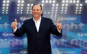 L'anno dopo fu ospite della penultima puntata di buona domenica condotta da gerry scotti e gabriella carlucci. Sapete Come E Quando E Nato Il Soprannome Di Gerry Scotti