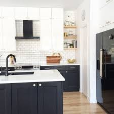 30 Elegant Black And White Kitchen Cabinet And Appliance Ideas Dexorate White Modern Kitchen White Kitchen Decor Black Appliances Kitchen
