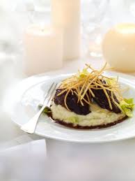 Joues De Veau Braisees Sauce Au Porto Puree De Celeri Rave Et Pommes De Terre Paille De Claudia Schroter Chatelaine Food Food And Drink Comfort Food