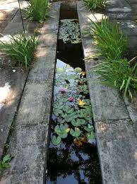 Petit Cours D Eau 20 Idees De Ruisseau Et Bassin De Jardin Tuin Bassin De Jardin Jardin D Eau Et Jardins