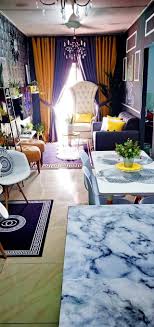 Dekorasi ruang tamu rumah flat avec deco ruang tamu rumah flat et. Wanita Ini Dekorasi Apartment Lusuh Dengan Konsep Wainscoting Gaya Moden Giler Deco