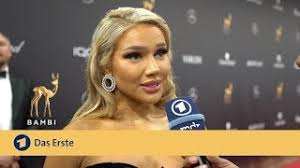 „du hast mich ein bisschen fasziniert, weil du hast dich da so reingesungen in deiner ganz eigenen art. gut, dass frau david in der jury sitzt. Shirin David Ein Bambi Fur Die Mama Bambi 2019 Ard Youtube