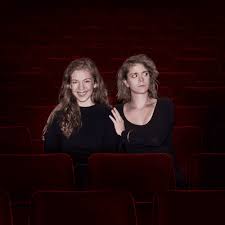 Teatret play åbner hver ugen scenen for landets små og store komikere. Scenegeist A Podcast On Podimo