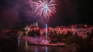 August statt das bag lockert die massnahmen weiter. Tausende Am Basler Feuerwerk Zum Schweizer Nationalfeiertag Tageswoche