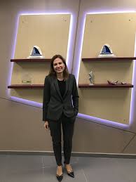 Η ελένη πολυχρονοπούλου είναι πτυχιούχος αγγλικής φιλολογίας από το εθνικό καποδιστριακό πανεπιστήμιο και εργάστηκε πολλά . Oi Kapetanisses Ths Naytilias Limenikanea Gr