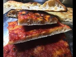 Mettete nella ciotola della planetaria le tre tipologie di farina, il lievito e 400 ml. Pizza Romana Bianca E Rossa Bassa Scrocchiarella Youtube Pizza Romana Ricette Idee Alimentari