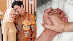 Dinda hauw menuju persalinan, rey mbayang: Sedang Nantikan Anak Pertamanya Dinda Hauw Dan Suami Diterpa Cobaan Rey Mbayang Unggah Foto Genggam Tangan Sang Istri Aku Dinda Positif Covid Semua Halaman Grid Star