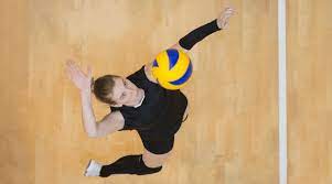 El saque o servicio pone el balón en juego y no tiene mayor objetivo que el de dificultar la realización del ataque rival o en caso más concretos, llegar a conseguir un punto directo. El Saque En Voleibol Una Tecnica Imprescindible En Este Deporte Medac