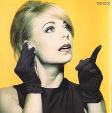 Mari Wilson's Instagram, Twitter & Facebook