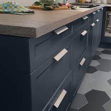 cuisine casto fog bleu nuit meuble sous evier cuisine grise et bois agencement cuisine