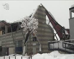Pericoloso incidente a vipiteno, nella provincia di bolzano, dove è crollato il tetto dello stadio del la weihenstephan arena, nota anche come disco arena, è il palaghiaccio della città di vipiteno, in alto. Ca Xd57jwqvebm