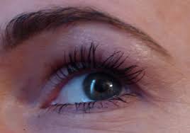 Légèrement piquante et amère, la substance possède une odeur fruitée de pomme et est onctueuse au toucher. Recette D Un Soin Naturel Pour Faire Pousser Vos Cils Sourcils Et Ongles Les Recettes Cosmetiques Bio De Nine