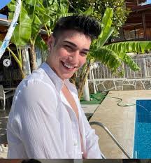 Kerem bursin, who received the award at the 2014 gq men of the year, has been studying marketing and communication in america since. Ada Masali Dizisi Oyunculari Kadrosu Konusu Kanali Dizi Oyuncu