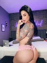 A ardente Clara Aguilar explora novas fantasias em suas performances