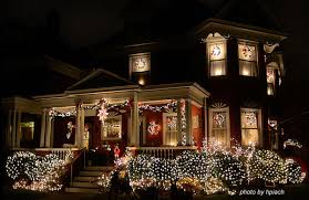Ideal for lovers of symmetry or those wanting a casual feel, our christmas lighting inspiration for your porch will get the creative juices going. Houses Decorated With Christmas Lights
