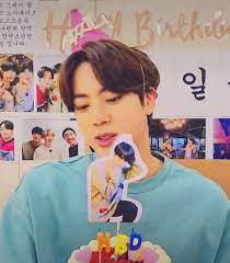 Bts's jin made his army laugh by calling his boss after a fan reminded him that it was his birthday. O Xrhsths Soo Choi Rest Sto Twitter Jin Started Vlive To Celebrate His Birthday The Hat Says Seokjinie He Blew Out The Candles On Bday Cake And Said His Last