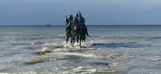 Een kustgids leidt je langs verborgen natuurpareltjes en vertelt enkele. Kunstplekjes In Nieuwpoort De Kust