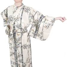 Esta dualidad, la encontramos también en los juegos y juguetes japoneses con los que se han divertido muchas generaciones de japoneses y con los que lo siguen haciendo hoy en día. Kimono Yukata De Algodon Blanco Tradicional Japones De Bambu Y Gorrion Para Mujer