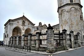 Cerca questo pin e molto altro su san michele arcangelo di ricorda padre pio. Santuario Di San Michele Arcangelo Pellegrini Nella Grotta