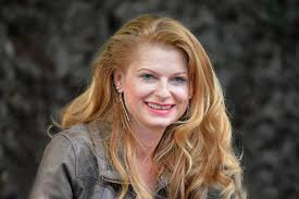 Szeretnék szeretni, szerelmet szerezni, szerelmes szívemet szívednek szegezni. Ullmann Monika Wikipedia