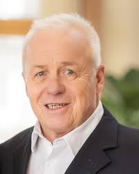 Petra Engel, Kandidatin zur GV-Wahl, Selbständig, Lebensgefährte Christian  und 3 Kinder, Marissa, Christan und Julian. Ich habe die Finanzen der  Gemeinde im Auge und bin als Finanzreferentin der Gemeinde sehr glücklich,  dass