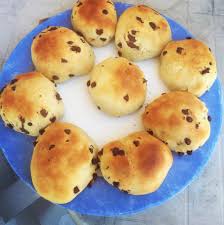 Questi panini ricordano dei panini famosi, ma sono fatti con lievito madre e con il latticello e rimangono morbidissimi. Pangoccioli Morbidi Panini Con Gocce Di Cioccolato Xxi Secolo