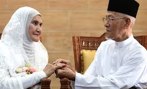 Datuk ustaz kazim elias (lahir 28 november 1972) adalah seorang penceramah bebas yang terkenal di malaysia. Pasangan Warga Emas Jumpa Jodoh Di Pusat Pendidikan Ustaz Kazim Elias Salaam