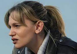 She is best known for portraying aylin akarsu on the turkish television drama öyle bir geçer zaman ki (time goes by), and mediha in the 2013 film the butterfly's dream. Facebook