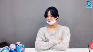 Cixs bae jinyoung sang candy and un village on his vlive he said he really  likes baekhyuns sunbaenim