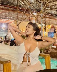 Sristi Pradhan | Kolkata Blogger on Instagram: “Felt like a goddess! 👸👑  Tap for deets!👗 #beachlife #beachwear #backless #blouse #tanktop #tanklife  #hot #back #indian #women #girl #lady…”