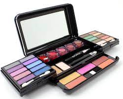Makeup sets are ideal gifts for teens, college students, cosmetology students, theater people, and cosplayers. Makeup Trading Schmink Set 51 Teile Exclusive Complete Makeup Palette Make Up Set Makeupstore De