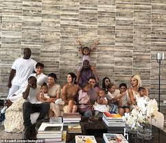 Maybe you would like to learn more about one of these? Kylie Jenner Zeigt Sechs Queen Size Betten Mit Personlichen Tvs Im Zimmer Bei Mama Kris Jenner S Home Aktuelle Boulevard Nachrichten Und Fotogalerien Zu Stars Sternchen