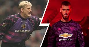 The legend of old trafford at work. United S New Goalkeeper Kit Causes Too Much Controversy Tribuna Com