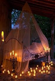 30 Spooky Bedroom Decor Ideas With Subtle Halloween Atmosphere Halloween Bedroom Decor Halloween Bedroom Elegant Bedroom Decor