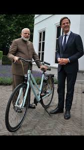 Mark rutte 2010 óta a negyedik győzelmére készül. Dutch Pm Mark Rutte Gifts Bicycle To Indian Pm Narendra Modi I Mean Can He Be Any More Dutch 9gag